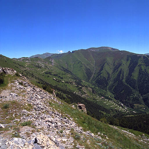 Escarpements à l'extérieur du fossé du front sud, et tourelle détachée sud-est.