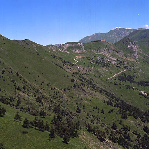 Vue générale des versants sud de la chaîne, de la Marguerie vers Colle Alto.