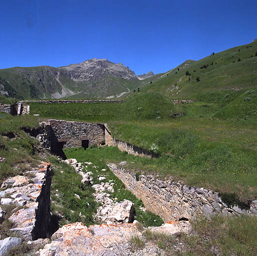 Courette encaissée à l'intérieur du fort : rampe à droite, front ouest au fond.