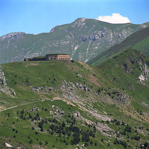 14e caposaldo Colle di Tenda, vue lointaine du Fort Central. ; Ouvrages mixtes 253 et 254 : vue lointaine des blocs des ouvrages en contrebas du Fort Central depuis la Marguerie.