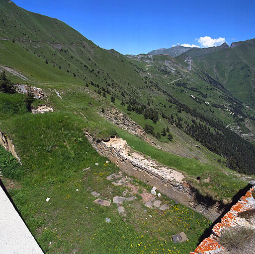 Vue plongeante du double emplacement de tir (affûts tournants et embrasure) de la fausse braie.