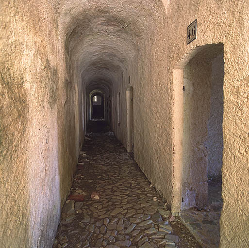 Enfilade du corridor des casemates orientales, vue du sud.