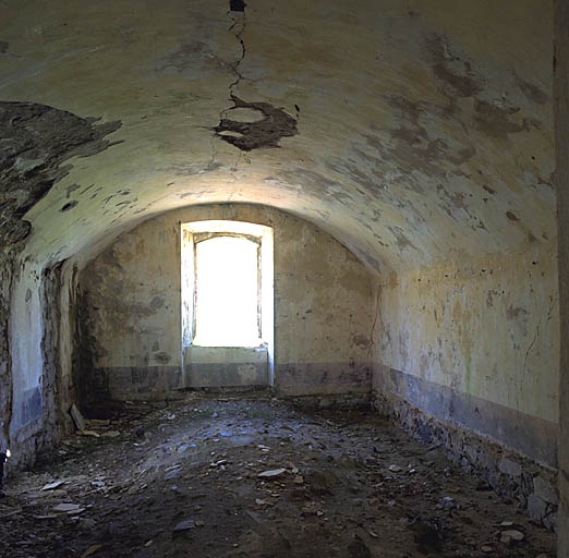 Dernière casemate à l'est du bâtiment nord, niveau 2 (rez-de-chaussée), vue du corridor.