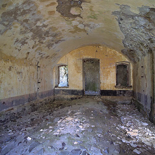 Dernière casemate à l'est du bâtiment nord, niveau 2 (rez-de-chaussée), vue du nord vers le corridor.