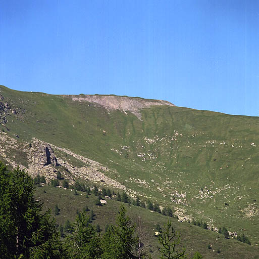 Vue lointaine au sud-ouest depuis Peyrefique.