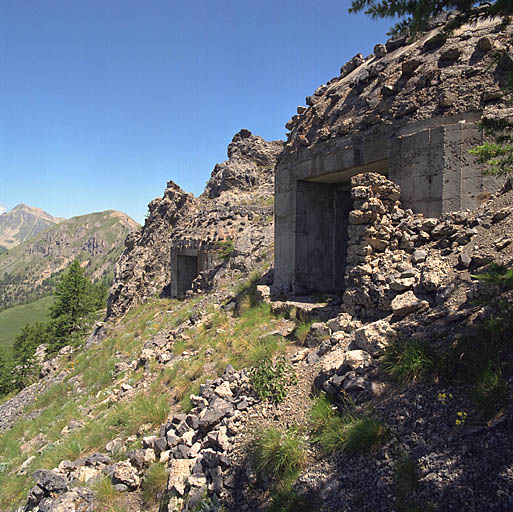 Ouvrage d'artillerie dit batterie Monte Agnelino : vue extérieure de deux des blocs des postes de tir. ; 7e caposaldo Mesce, batterie Monte Agnelino : vue extérieure de deux des blocs des postes de tir.