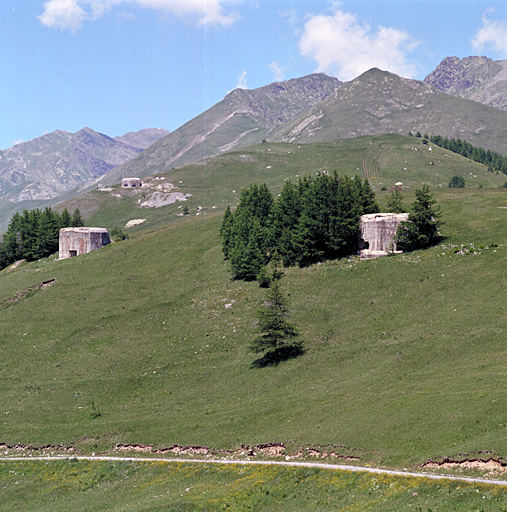 Baisse de Peyrefique : vue générale sur les ouvrages 263b-264, et à l'arrère plan, 266.