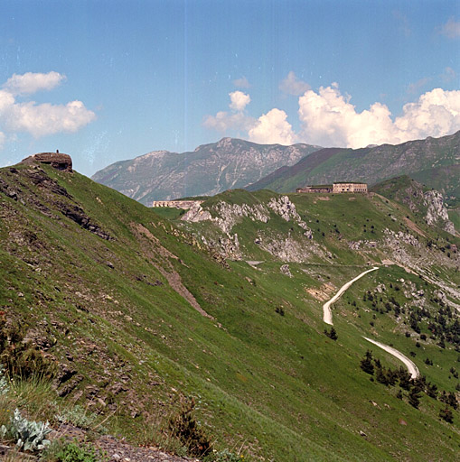 Vue générale sud-ouest du site avec l'ouvrage mixte 255 et le Fort Central.