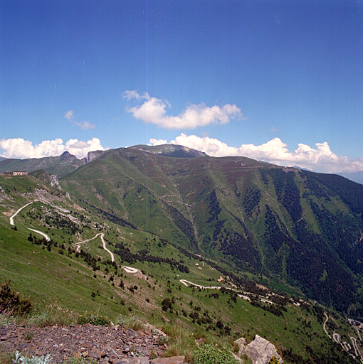 Vue lointaine de situation prise de La Marguerie, à gauche fort de Colle Alto, à droite fort Tabourde.