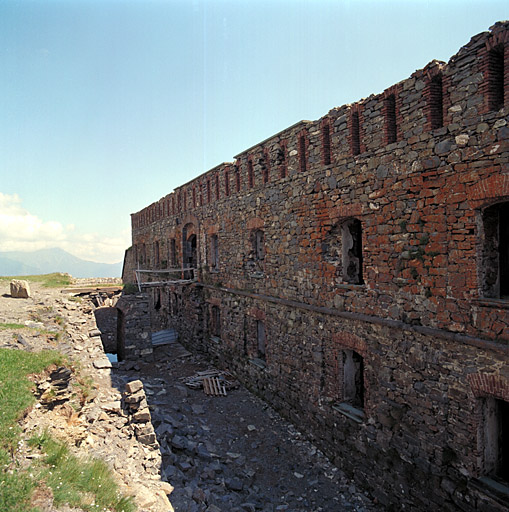 Front nord : façade du bâtiment de casernement, fossé et porte à pont-levis, vue du nord-ouest.