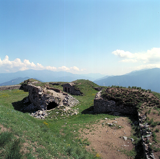 Cour intérieure, vue du nord-est; crète du rempart et ses traverses, parados central.