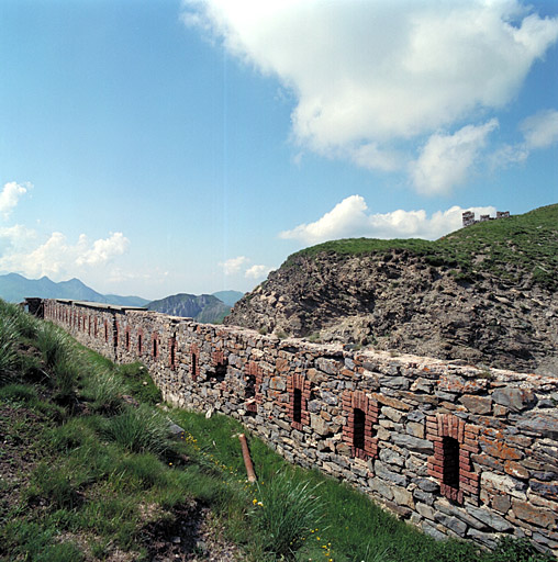 Parapet d'infanterie du front nord vu de l'intérieur, créneaux de fusillade.