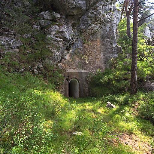 2e caposaldo Durasca, Vallon de Neuciora, abri caverne n° 25. ; Vallon de Neuciora, abri caverne n° 25 : porte d'entrée.