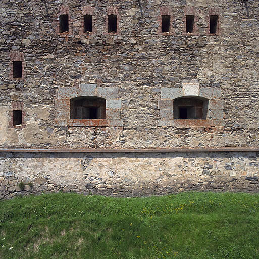 Deux canonnières pour canon de 12, à l'étage, créneaux.