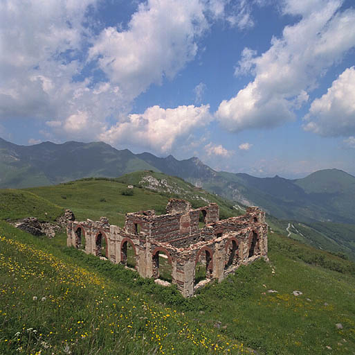 Ruines du bâtiment de la station haute du téléphérique.