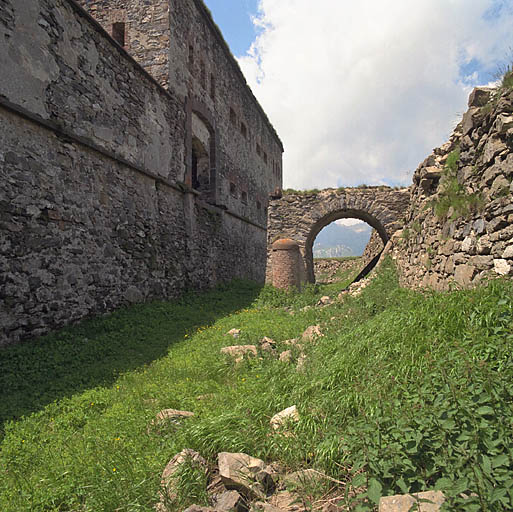 Le pont donnant accès et la porte du fort, vus du fossé.