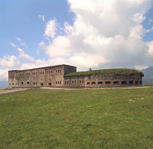 Système défensif du Vallo alpino. Tende. Fort de Colle Alto ou fort central. ; Ensemble du front oriental du fort.