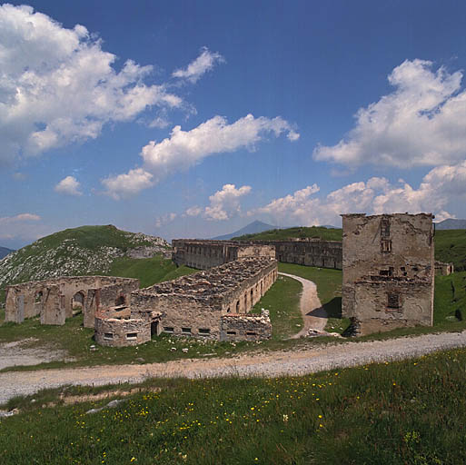 Vue générale sud, front d'entrée, à gauche, écuries (IV) et caponnière.