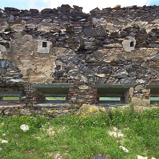 Créneaux du corps de garde nord (VI).