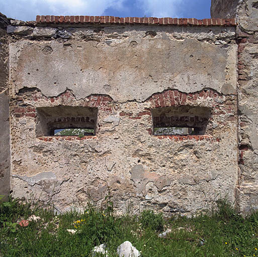 Créneaux du mur de clôture du front d'entrée nord, intérieur.