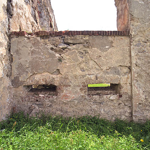 Créneaux du mur de clôture du front d'entrée, extérieur.