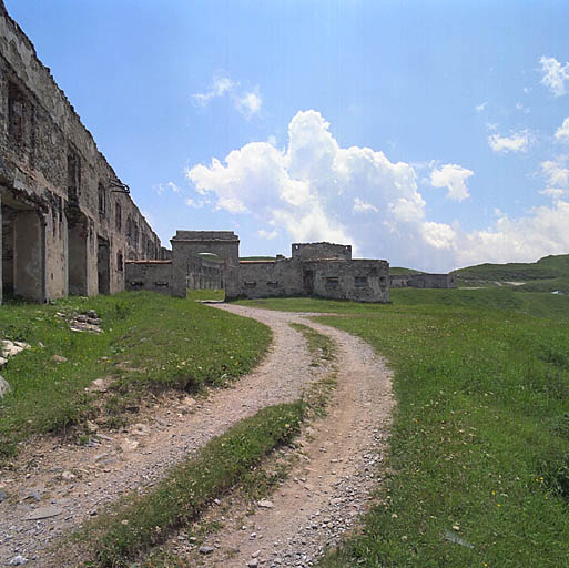 Le front d'entrée nord du casernement, porte et caponnière à gauche, caserne I.