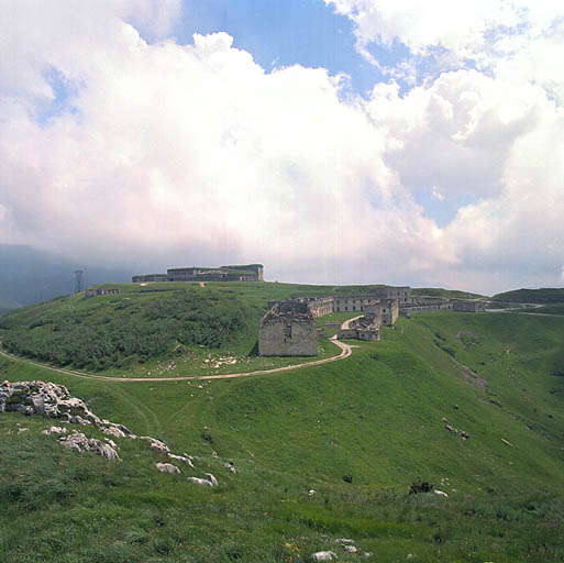 Vue générale du site : Fort Central et casernement Central, station du téléphérique.