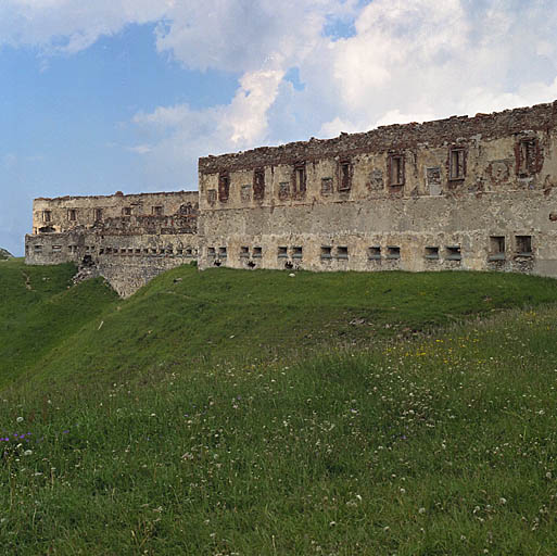 Vue extérieure du corps de caserne V, front ouest, caponnière nord-ouest.