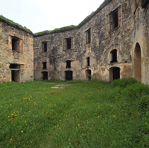 Façade sur cour des bâtiments d'enveloppe au droit du pan coupé sud-ouest.