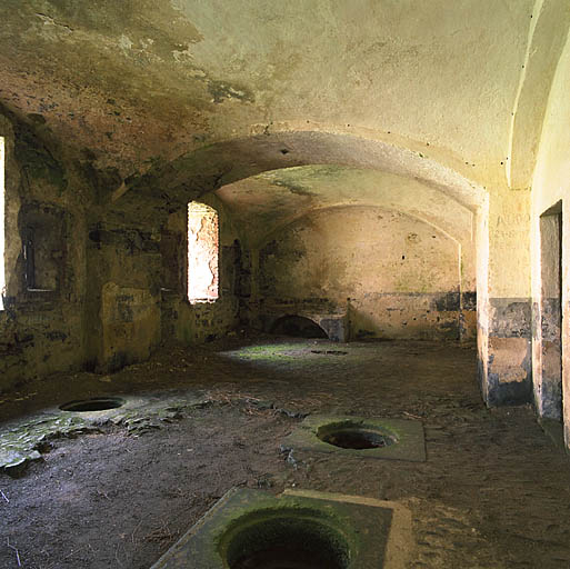 Rez-de-chaussée de la caserne longitudinale, travée de la cuisine, silo au sol.