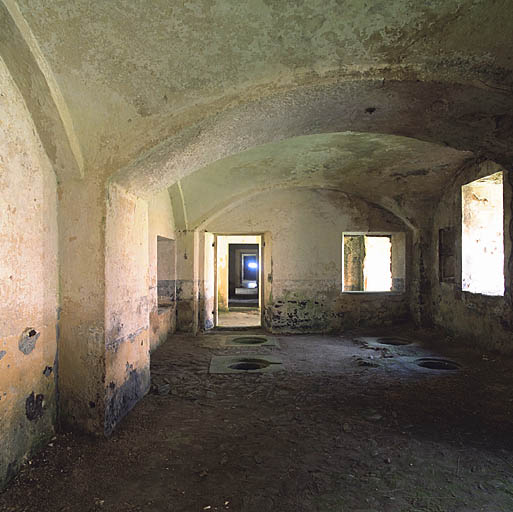 Cuisine au rez-de-chaussée de la caserne longitudinale, porte vers le passage transversal.