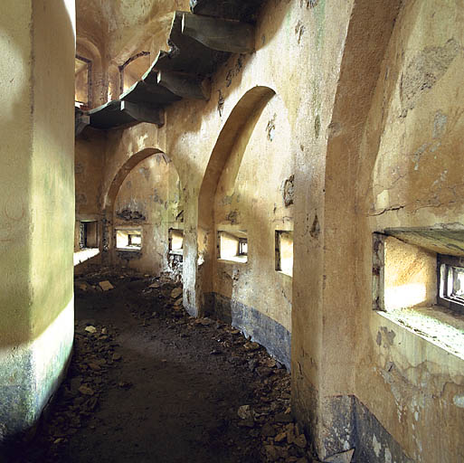 Front curviligne de la caponnière nord-est, créneaux sur le fossé.