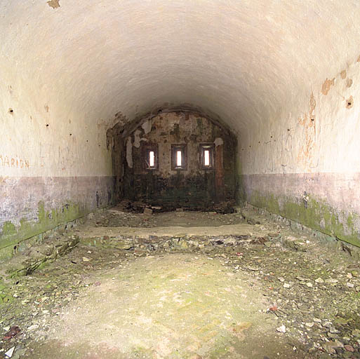 Casemate d'étage de la caserne longitudinale.