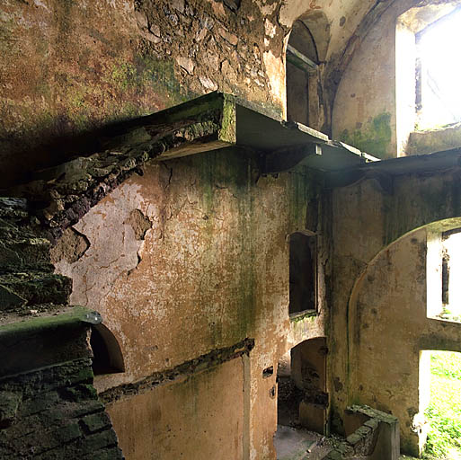 Cage d'escalier principale au sud-est des bâtiments périphériques.