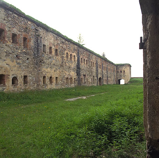 Façade crénelée du corps de caserne et corps d'entrée du fort.