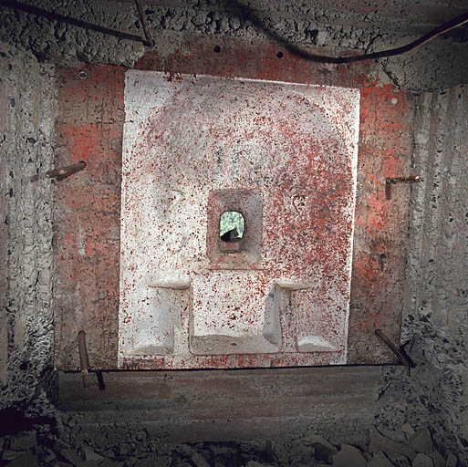 Ouvrage d'infanterie n° 21 dit du pont de chemin de fer : détail de la plaque de blindage de l'embrasure depuis l'intérieur du bloc.