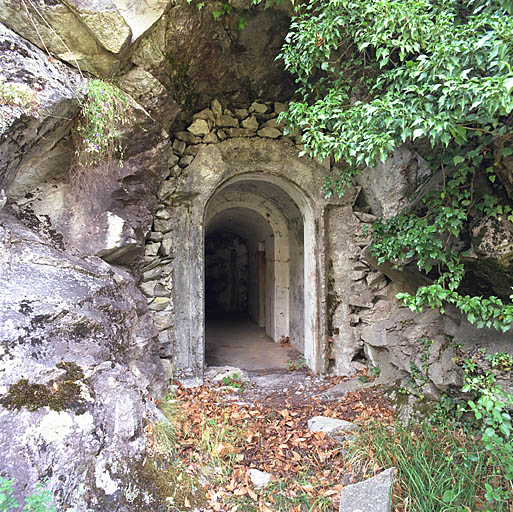 Ouvrage d'infanterie n° 15 : porte d'entrée avec camouflage.