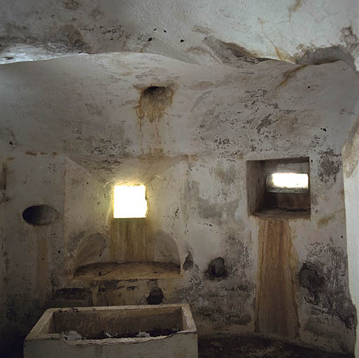 Ouvrage d'infanterie n° 92 dit du Rocher des Nids : intérieur de la position de tir de droite pour mitraillette.