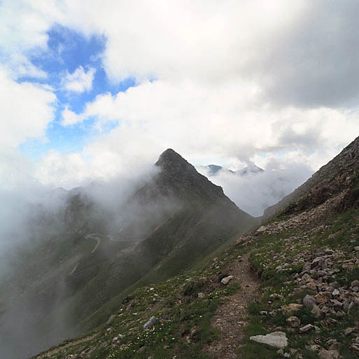 Route d'accès à Pépin, vue vers la cime du Becco Rosso.