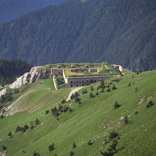 Vue générale plongeante au nord depuis la route de Giaure.