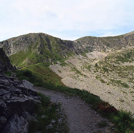 Route d'accès au fort de Giaure : à gauche, l'éminence portant le fort.