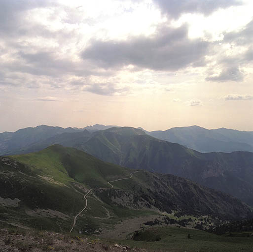 Secteur est du panorama pris du fort de Giaure; à gauche, le fort Pernante.