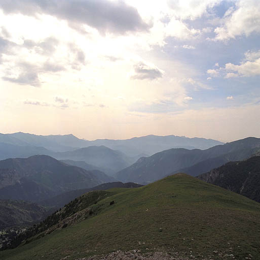 Secteur sud-est du panorama découvert par le fort de Giaure, vers la vallée de la Roya.