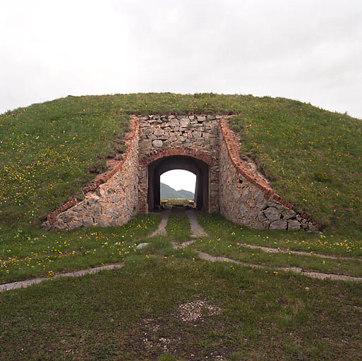 Couloir d'entrée du fort vu de l'intérieur, les deux branches divergentes de la chaussée.