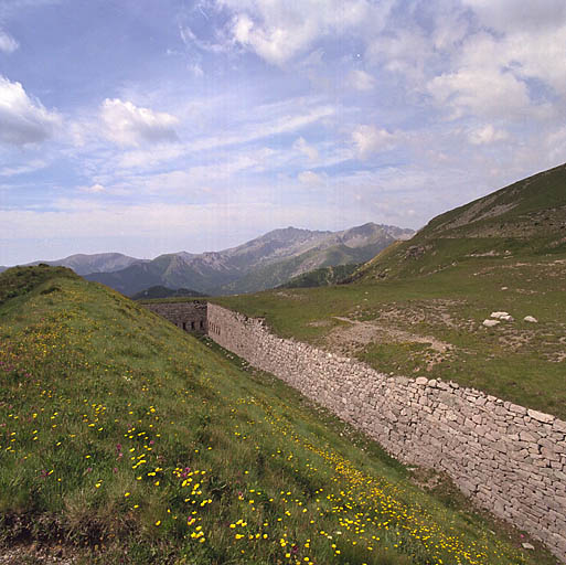 Rempart et fossé du flanc ouest, créneaux de la galerie de contrescarpe sud-ouest.