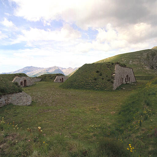 Vue du nord-est : parados, cour intérieure, emplacement de tirs et traverses creuses.