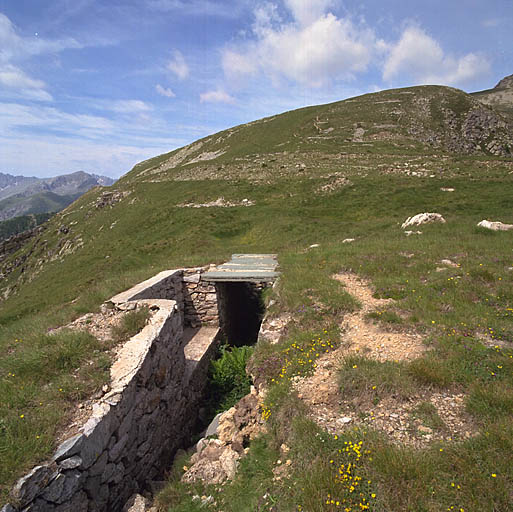 Emplacement de tir d'infanterie à ciel ouvert sur la tranchée annexe.