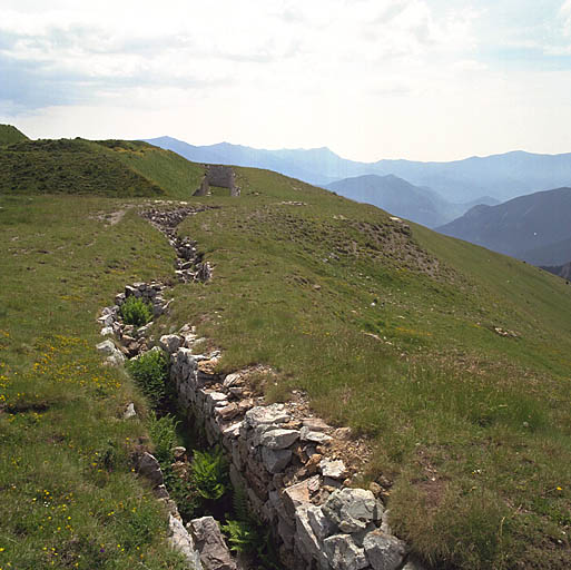 Tir de l'ouest ; tranchée extérieure, angle sud-ouest du front et emplacement de tir sous coupole de béton.