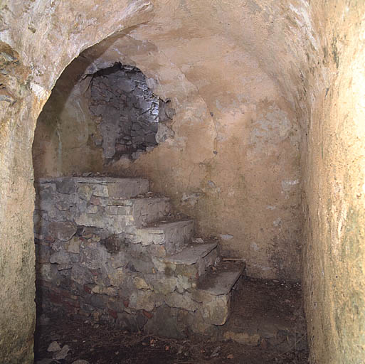 Intérieur de la galerie de contrescarpe sud-ouest ; accès au boyau de l'ouvrage d'infanterie.