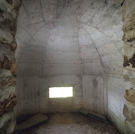 Intérieur de l'emplacement de tir sous coupole de béton.